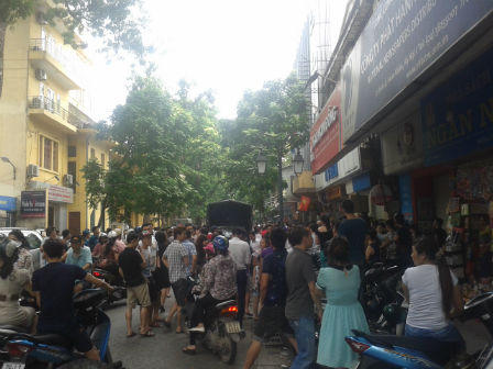 Chen lấn, xô đẩy để mua hàng hiệu giá rẻ