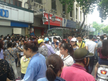 Chen lấn, xô đẩy để mua hàng hiệu giá rẻ