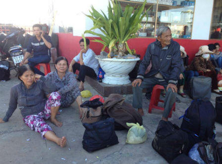 Xe Ngọc Trinh lao xuống ao 30 người suýt bỏ mạng