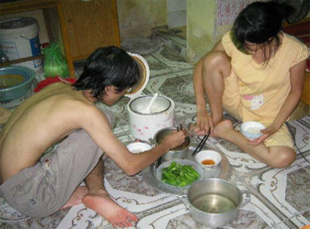 Đời công nhân - những khoảng lặng buồn sau mâm cơm đạm bạc