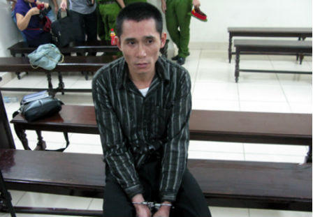 Thiếu phụ mất một lúc 2 chồng vì bộ quần áo mới của con