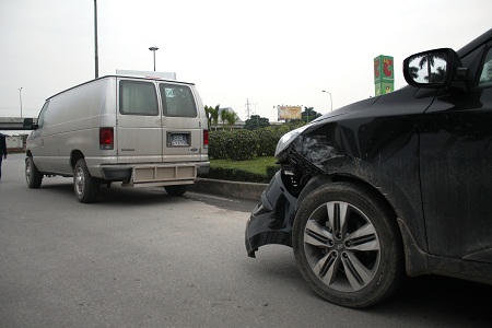 Xe Huyndai Tucson bị biến dạng khi va chạm với xe chở phạm nhân