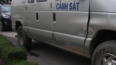 Xe Huyndai Tucson bị biến dạng khi va chạm với xe chở phạm nhân