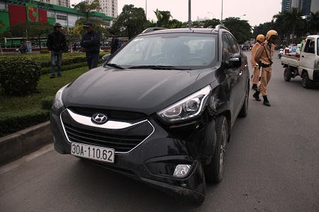 Xe Huyndai Tucson bị biến dạng khi va chạm với xe chở phạm nhân