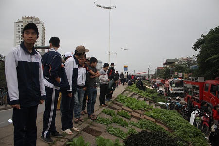 Cháy lớn tại chợ Nhật Tân, hàng trăm tiểu thương tháo chạy