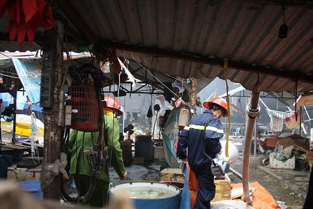 Cháy lớn tại chợ Nhật Tân, hàng trăm tiểu thương tháo chạy