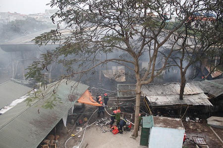 Cháy lớn tại chợ Nhật Tân, hàng trăm tiểu thương tháo chạy