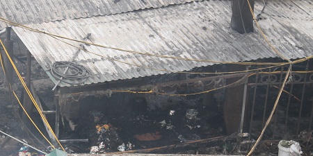 Cháy lớn tại chợ Nhật Tân, hàng trăm tiểu thương tháo chạy