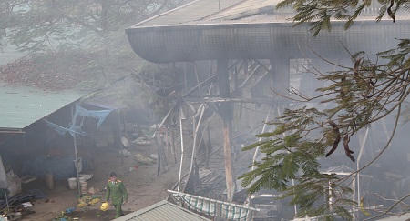 Cháy lớn tại chợ Nhật Tân, hàng trăm tiểu thương tháo chạy