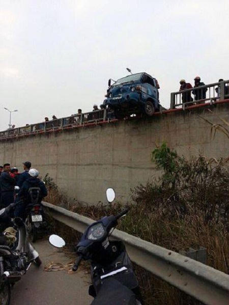 Ô tô đâm xe máy, một người nguy kịch