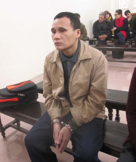 Ấm ức vì bị tranh giành khách, “xe ôm” chém đồng nghiệp gần chết