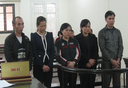 Lĩnh án tù vì nhờ người làm hộ chiếu giả