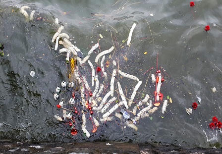 Rác thải tràn ngập Hồ Tây ngày ông Công ông Táo