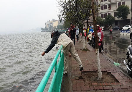 Rác thải tràn ngập Hồ Tây ngày ông Công ông Táo