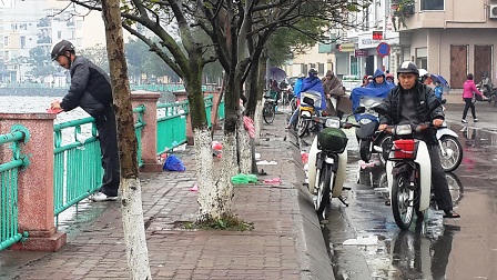 Rác thải tràn ngập Hồ Tây ngày ông Công ông Táo