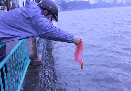 Rác thải tràn ngập Hồ Tây ngày ông Công ông Táo