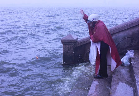 Rác thải tràn ngập Hồ Tây ngày ông Công ông Táo