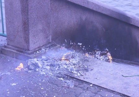 Rác thải tràn ngập Hồ Tây ngày ông Công ông Táo