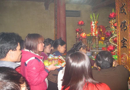 Bắc Ninh: Người dân bỏ tục “hái lộc”, đến chùa lễ phật cầu may