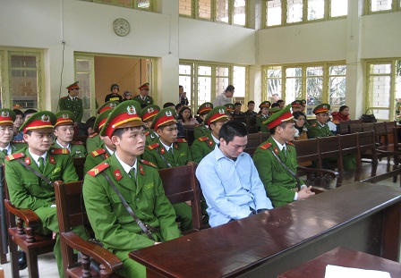  Tiếp tục hoãn phiên tòa xử sát thủ  Lý Nguyễn Chung