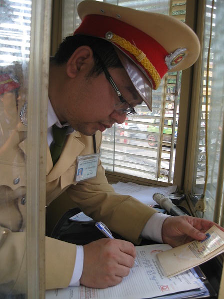 Cận cảnh CSGT Hà Nội xử lý vi phạm qua Camera