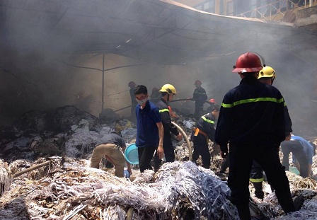 Cháy xưởng in cạnh cây xăng tại Hà Nội