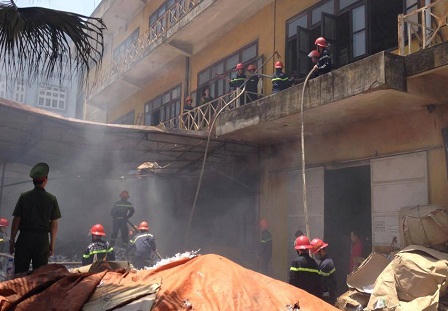 Cháy xưởng in cạnh cây xăng tại Hà Nội