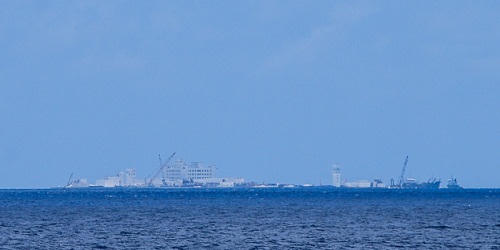 Cận cảnh Trung Quốc dựng "thành phố nổi" trên bãi Gạc Ma