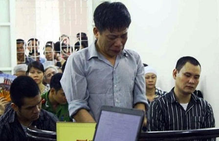 Mượn tay “xã hội đen”, cựu Phó ban Tổ chức quận Cầu Giấy khóc trước tòa
