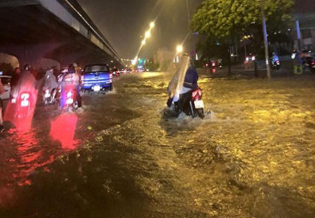 Hà Nội lại bì bõm trong nước ngập sâu sau cơn mưa giải hạn