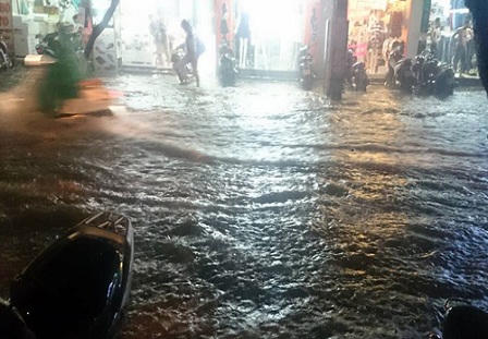 Hà Nội lại bì bõm trong nước ngập sâu sau cơn mưa giải hạn