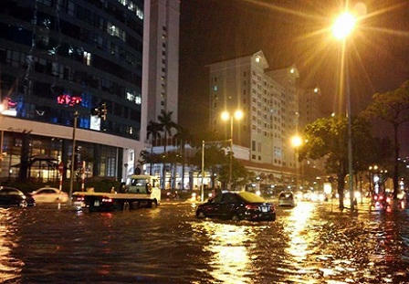 Hà Nội lại bì bõm trong nước ngập sâu sau cơn mưa giải hạn