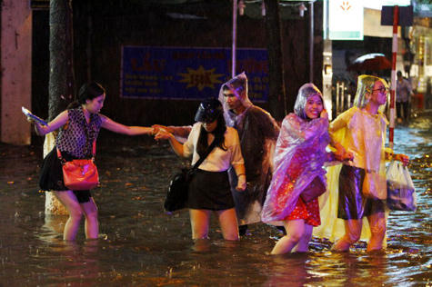 Hà Nội lại bì bõm trong nước ngập sâu sau cơn mưa giải hạn