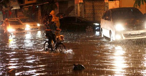Hà Nội lại bì bõm trong nước ngập sâu sau cơn mưa giải hạn