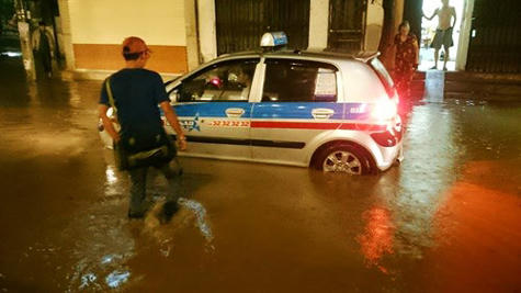 Hà Nội lại bì bõm trong nước ngập sâu sau cơn mưa giải hạn