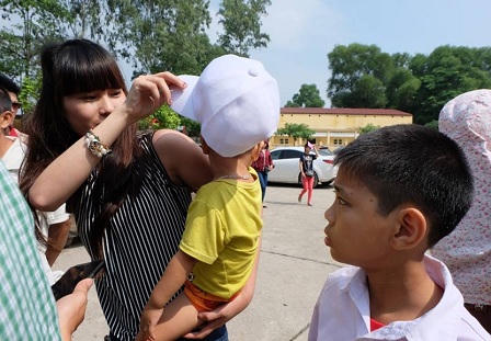 Phạm nhân được đặc xá xúc động về với gia đình