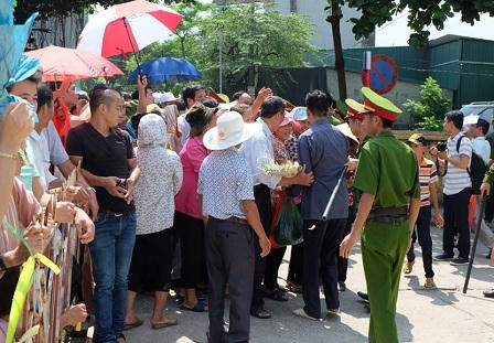 Phạm nhân được đặc xá xúc động về với gia đình