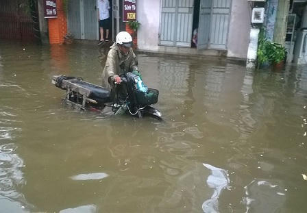 Hà Nội: Mưa lớn khiến nhiều tuyến phố thành sông, xuất hiện màu xanh kỳ lạ