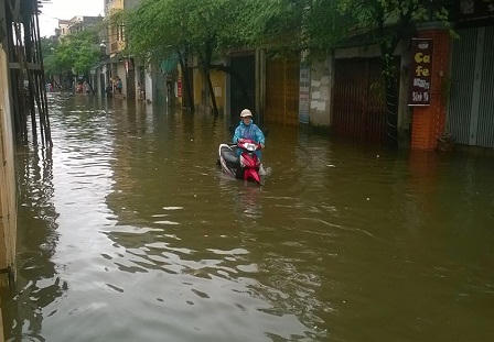 Hà Nội: Mưa lớn khiến nhiều tuyến phố thành sông, xuất hiện màu xanh kỳ lạ