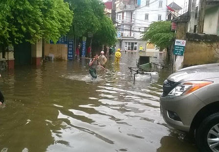 Hà Nội: Mưa lớn khiến nhiều tuyến phố thành sông, xuất hiện màu xanh kỳ lạ