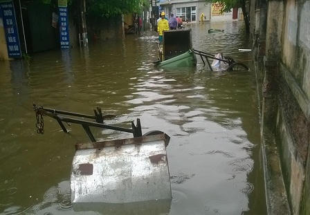 Hà Nội: Mưa lớn khiến nhiều tuyến phố thành sông, xuất hiện màu xanh kỳ lạ