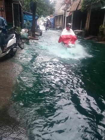 Hà Nội: Mưa lớn khiến nhiều tuyến phố thành sông, xuất hiện màu xanh kỳ lạ