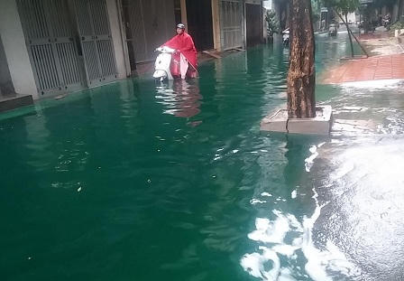 Hà Nội: Mưa lớn khiến nhiều tuyến phố thành sông, xuất hiện màu xanh kỳ lạ