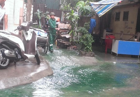 Hà Nội: Mưa lớn khiến nhiều tuyến phố thành sông, xuất hiện màu xanh kỳ lạ