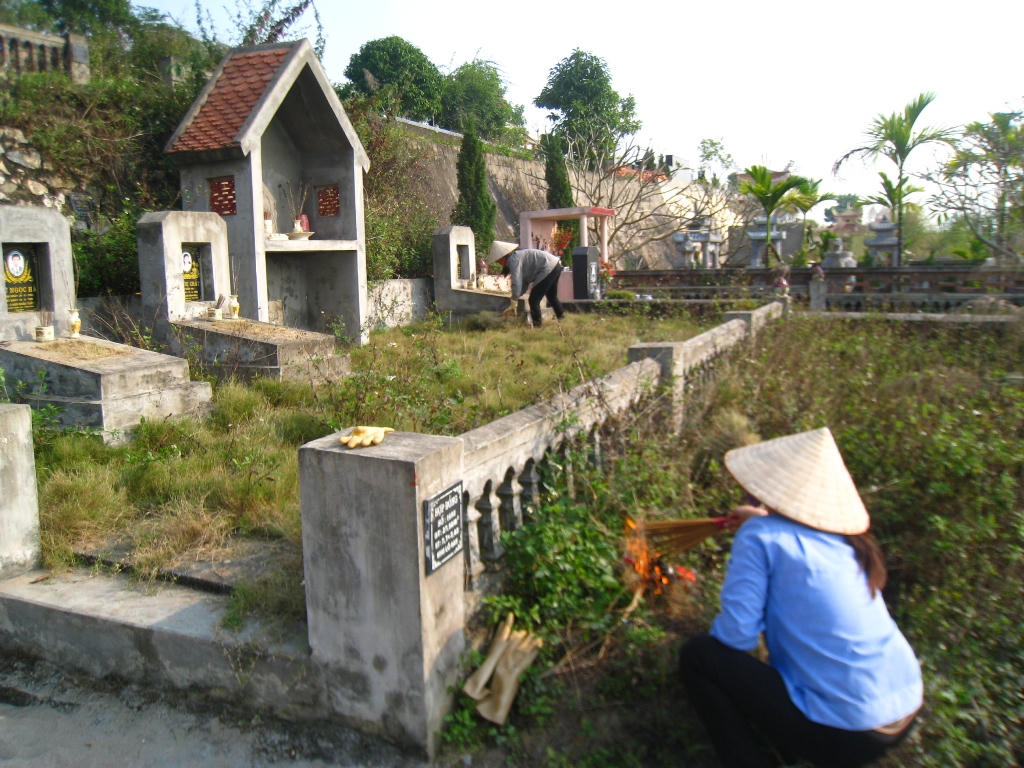 Nghề “dọn nhà” cho người cõi âm tất bật ngày cuối năm