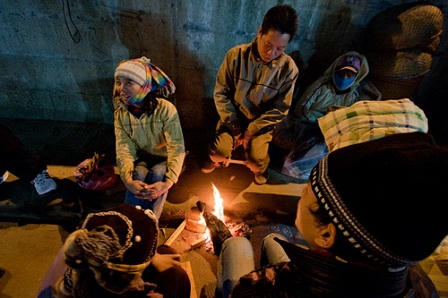 Người nghèo mưu sinh trong đêm Hà Nội lạnh cóng