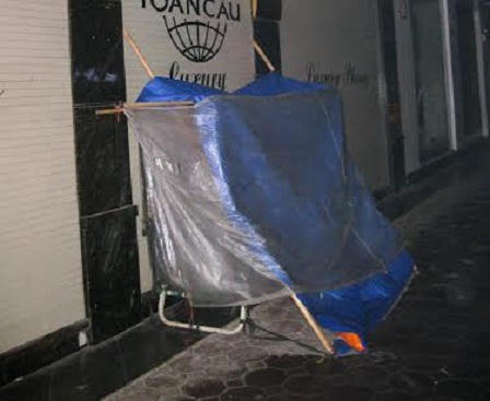 Người nghèo mưu sinh trong đêm Hà Nội lạnh cóng