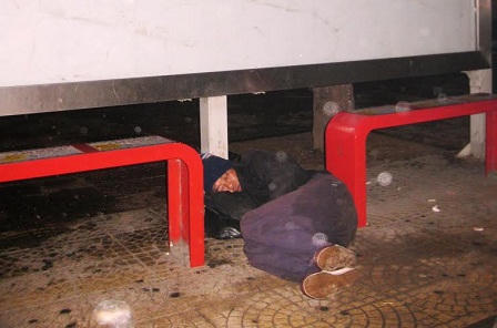 Người nghèo mưu sinh trong đêm Hà Nội lạnh cóng