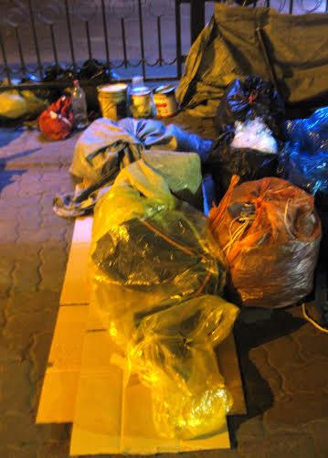 Người nghèo mưu sinh trong đêm Hà Nội lạnh cóng