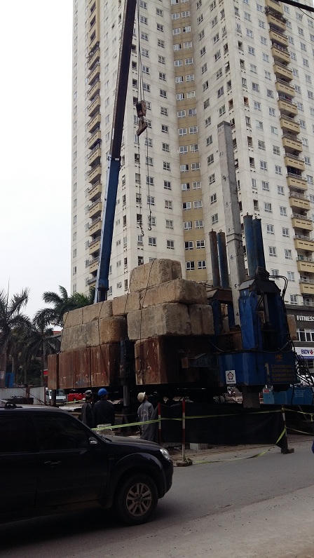 Cận cảnh vụ rơi dầm thép khổng lồ trên đường Trần Duy Hưng